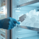 Personne en gants cuisine retire glace du congélateur