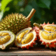 Groupe de fruits exotiques rares dont durian dragon et dabai sur table