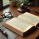 Pages d'un ancien livre de droit civil français sur un bureau en bois