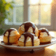 Assiette de profiteroles glacées avec sauce chocolat chaude